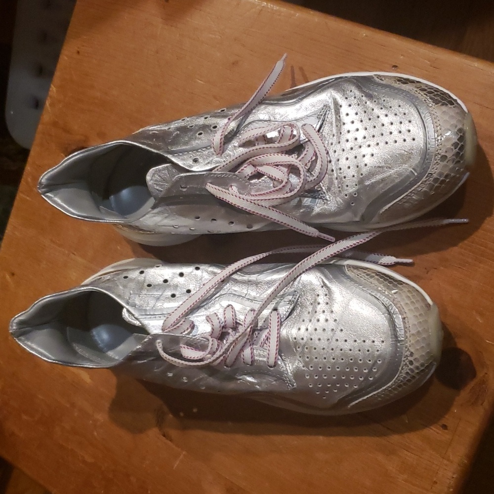 Courser silver athletic shoes